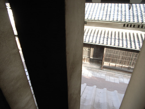 中二階より，虫籠窓を通してちらりと見える街路風景