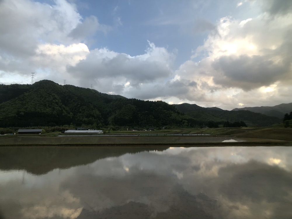 美山の水田は水鏡のように綺麗