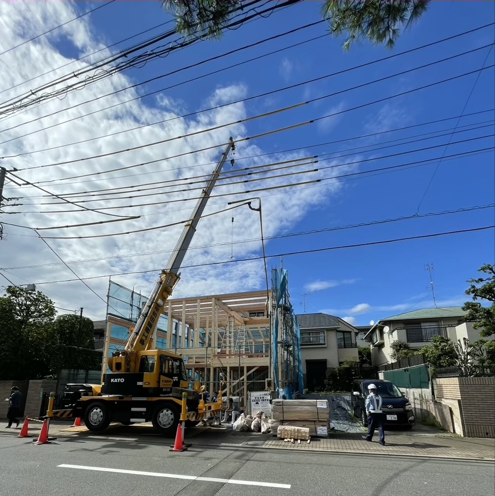 スタジオと中庭のある住居が上棟