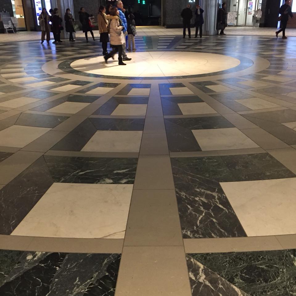 床のモザイクが魅力的な東京駅ドーム