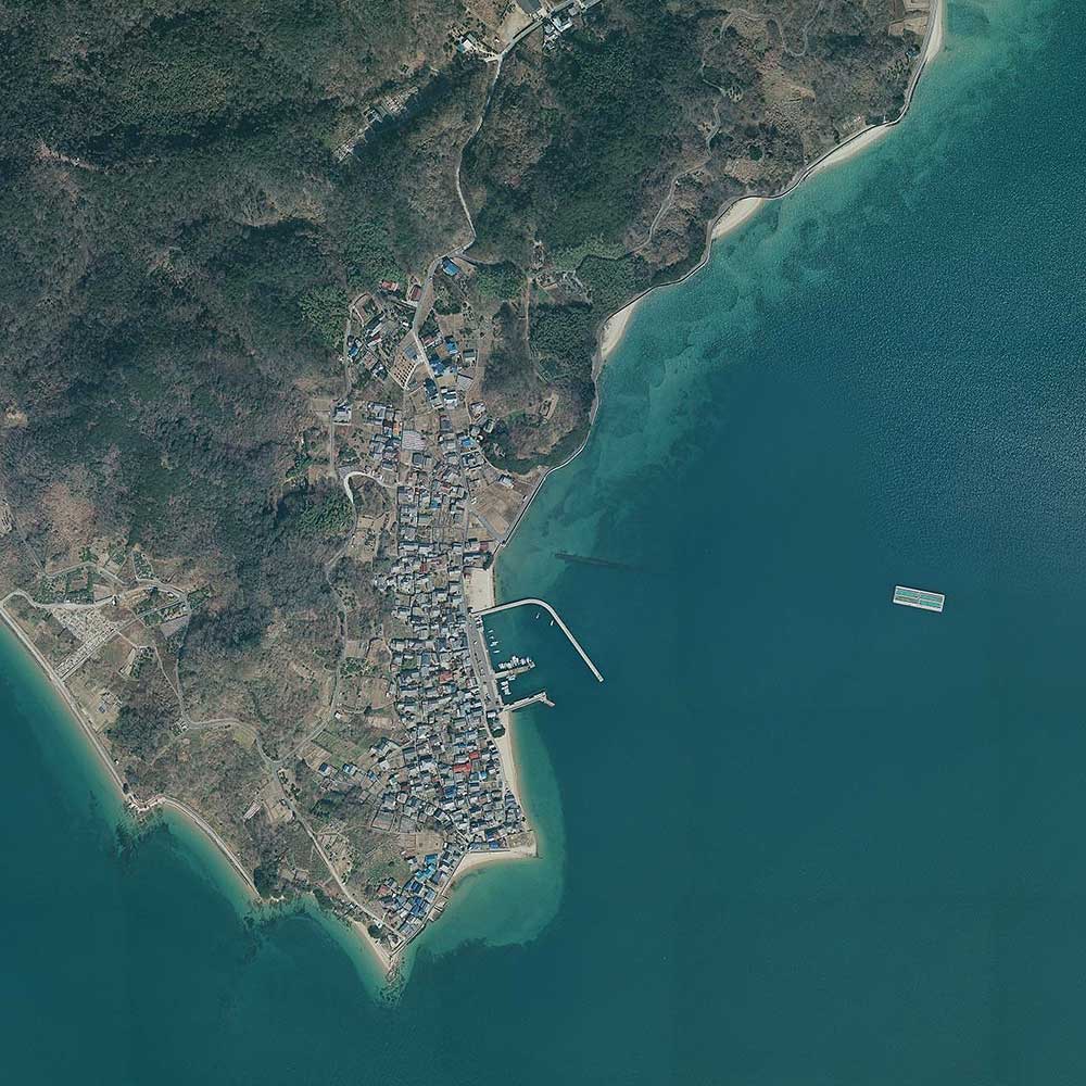 瀬戸内海の離島、百島（ももしま）の航空写真