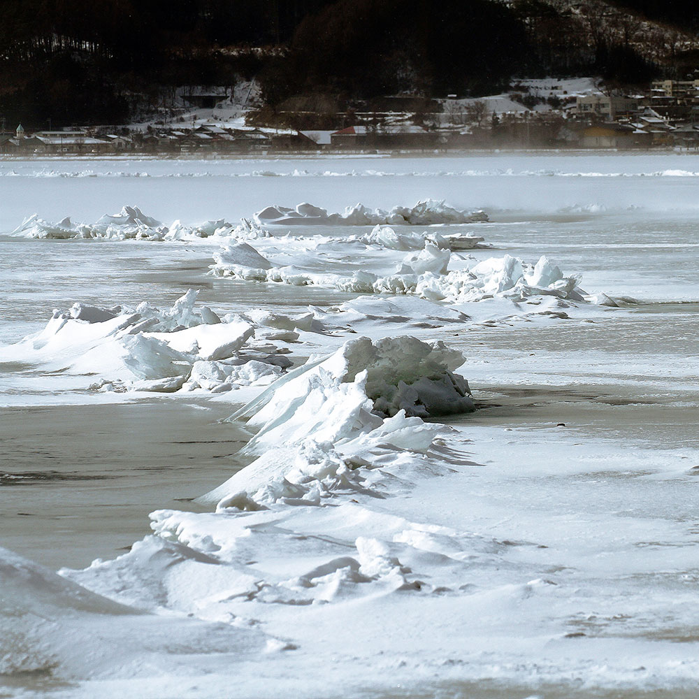 諏訪湖は全面結氷で「御神渡り」