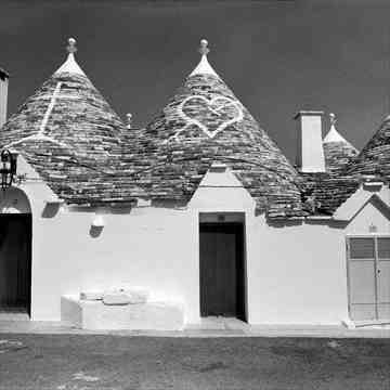 トゥルッリの円錐形の屋根の連続する集落