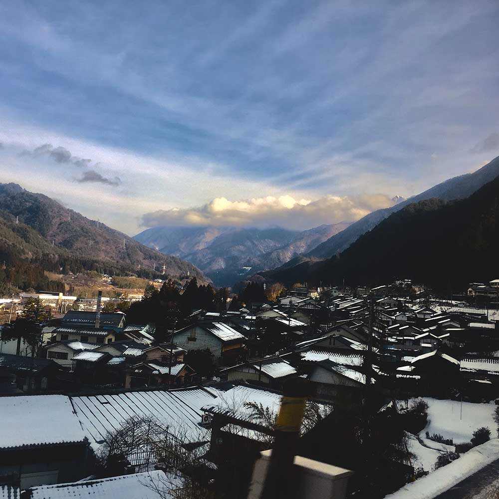 駒ヶ岳の白い雲、 山影の民家