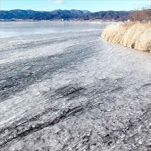 流氷のような凍りが張り付いた諏訪湖の湖面 諏訪湖の流氷のような凍り