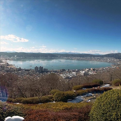『君の名は。』の舞台、立石公園からの眺め 諏訪湖畔を全貌できる丘の上からの美しい風景です。