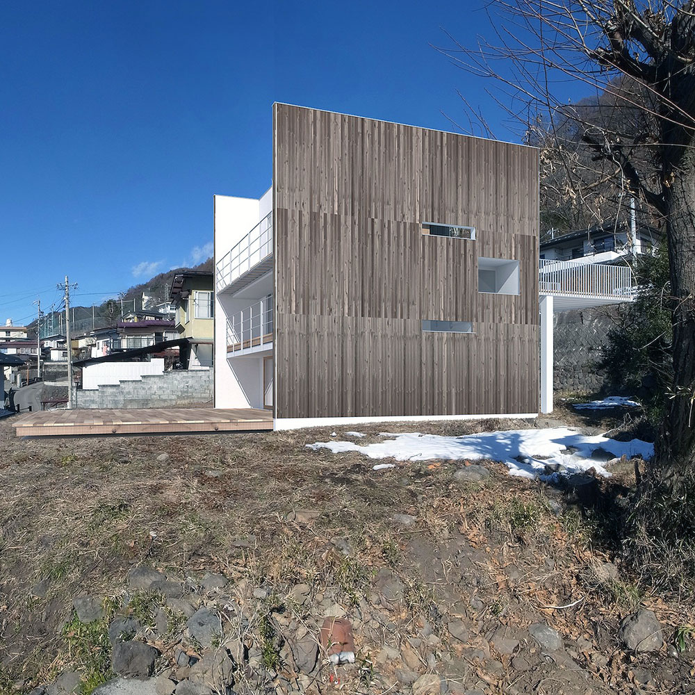 大きな杉板の南側のファサード 南側の大きな杉板の壁面。