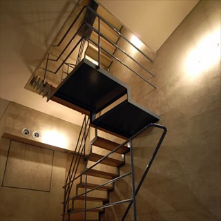 広間のスチール製の軽快な階段