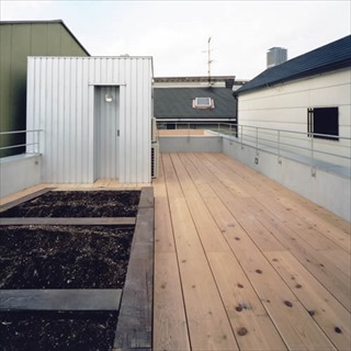 屋上デッキと家庭菜園