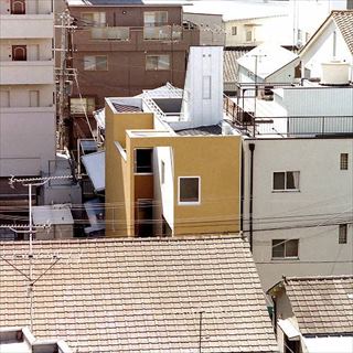 屋根ごしに見る中庭のある狭小住宅