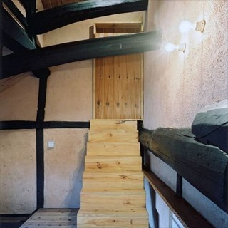 赤松の古材で作られた階段