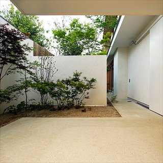 白い壁と通り庭となる中庭